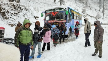 हिउँ परेपछि मध्यपहाडी लोकमार्ग अवरुद्ध